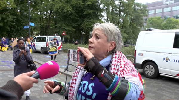XR-demonstranten blokkeren en bekladden NOS-gebouw, politie grijpt niet in