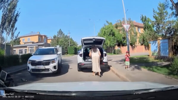 Moeders neemt ALLE tijd van de wereld om haar kind af te zetten