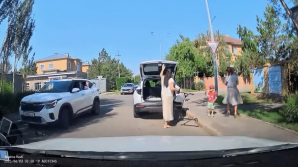 Moeders neemt ALLE tijd van de wereld om haar kind af te zetten