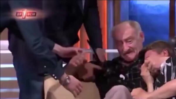 Opa kan zich op live-tv niet inhouden en slaat in op pedofiel die zijn kleindochter aanrandde