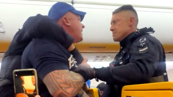 Guardia Civil trapt ruziënde bezopen Britse passagiers eruit na noodlanding