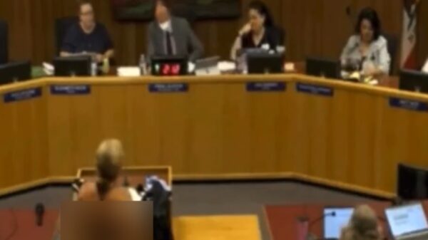 Moeder stript tijdens schoolraadvergadering in protest tegen transgenderbeleid