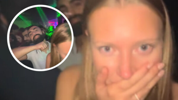 Griezel in nachtclub bedreigt jonge meiden met de dood met walgelijk gebaar