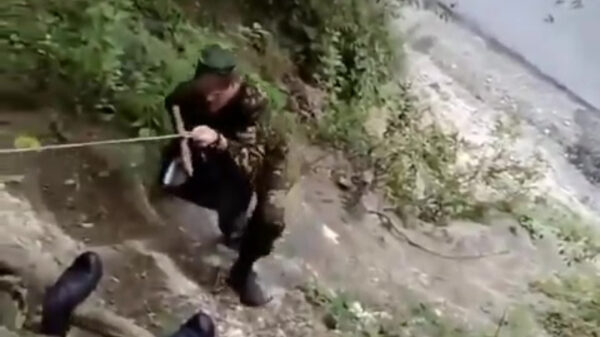 Russische biersoldaat pleurt met kostbare lading van een steile rots