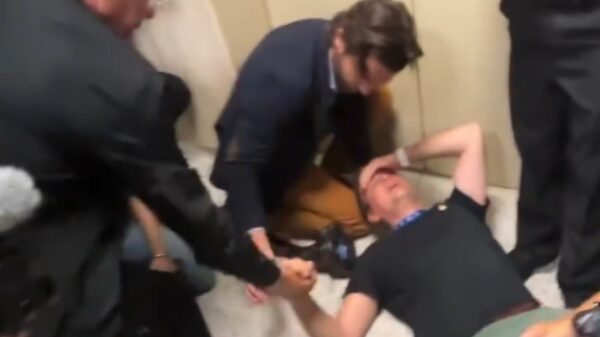 Journalisten mishandeld door ICE-agenten, man in nekbrace afgevoerd