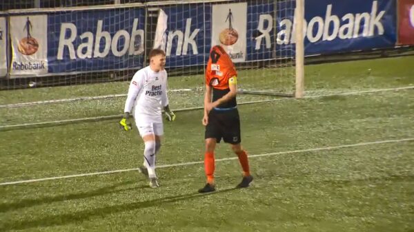 Top Oss-doelman Ronald Koeman junior lacht speler uit na missen penalty