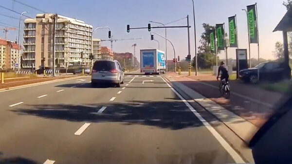 Wielrenner doet niet aan haaientanden en wordt bijna overhoop gereden