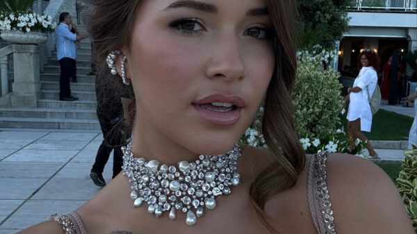 Jade Anna viert éénjarig jubileum van haar siliconen borstpartij met filmpje