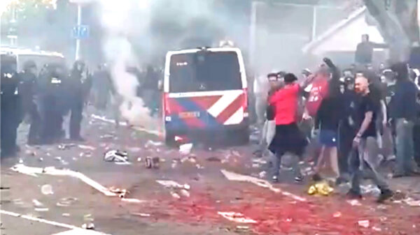 Politie deelt ongecensureerde beelden van PSV-tuig na rellen in Eindhoven