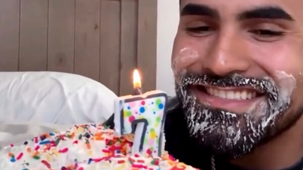 Vrouw verrast haar vent met een hele persoonlijke verjaardagstaart