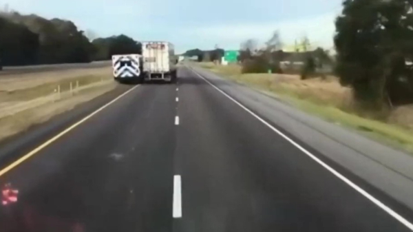 Roadragende vrachtwagenchauffeur beukt ambulance van de weg