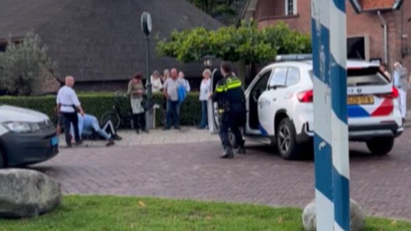 GTA Blaricum: Makelaar toegetakeld met wijnglas op Goois terras