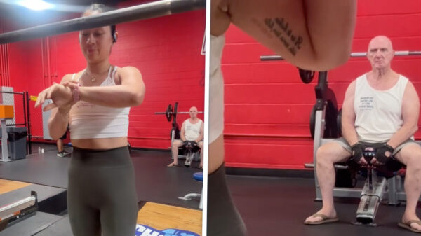 Vrouw filmt 'viespeuk' die ongegeneerd van het uitzicht geniet in de gym