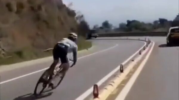 Wielrenner Francisco Galvan springt over middenberm en riskeert straf