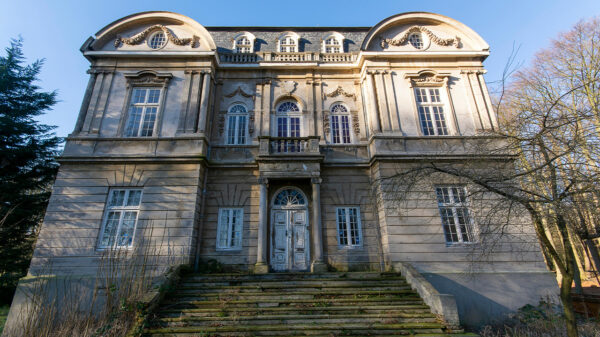 Politie ontruimt gekraakte villa van ‘Krottenkoning’ Ronnie van de Putte