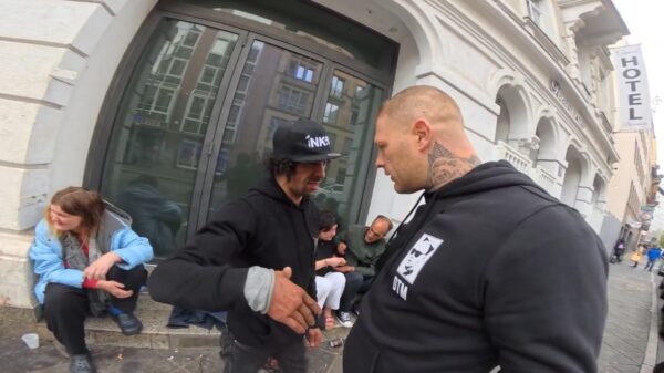 Nederlandse Youtuber 'Dutch Travel Maniac' aangevallen in Frankfurt