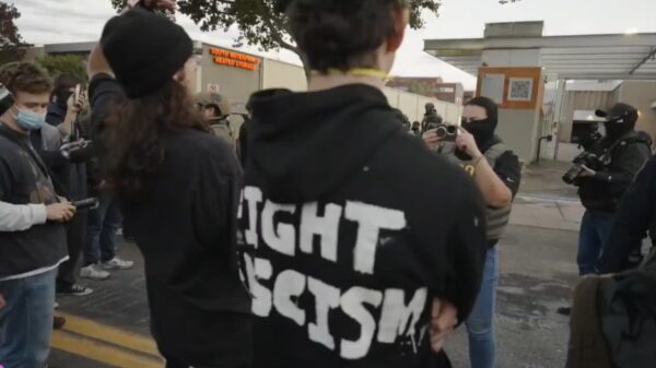 Antifa-activist maakt obscene beweging naar agente: "Wanneer voor het laatst?"