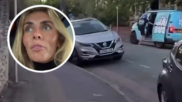 Wie wil een ritje maken? Bonnie Blue ontvangt bezoek in beruchte 'Bang Bus'