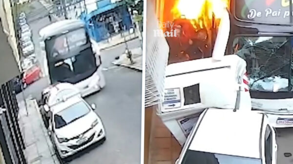 Schoolbus met 55 leerlingen rijdt vol gas tegen gebouw en vliegt in brand