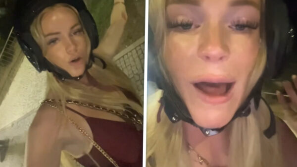 Blondje met scooter hard op d'r plaat en maakt natuurlijk een videootje