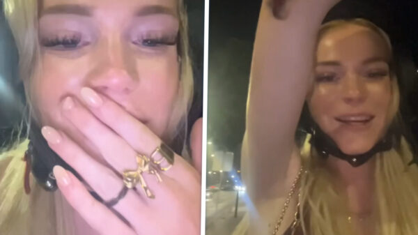 Blondje met scooter hard op d'r plaat en maakt natuurlijk een videootje