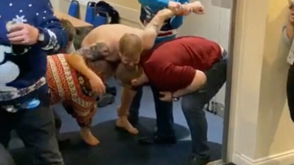 Engels rugbyteam blijkt ook aardige bowling-skills te bezitten