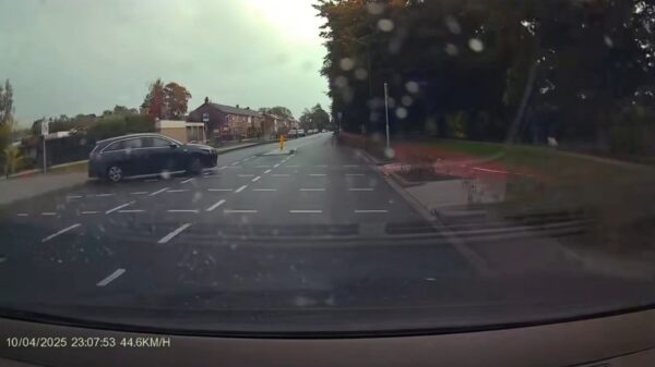 Gekke Gerda kijkt helemaal nergens naar als ze de weg op draait