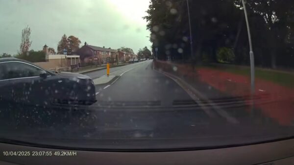 Gekke Gerda kijkt helemaal nergens naar als ze de weg op draait