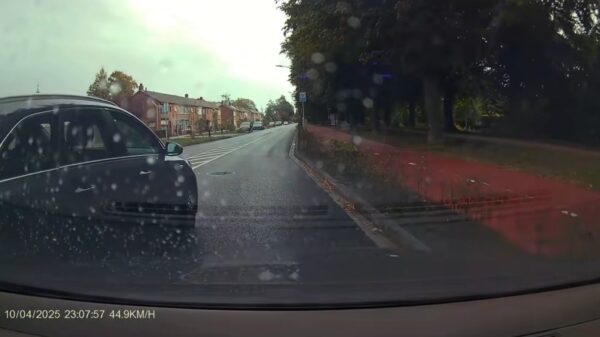 Gekke Gerda kijkt helemaal nergens naar als ze de weg op draait