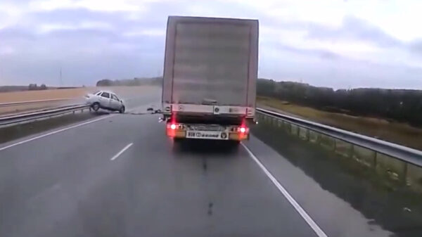 Frontale crash zorgt voor harde kop-staart-botsing met een vrachtwagen