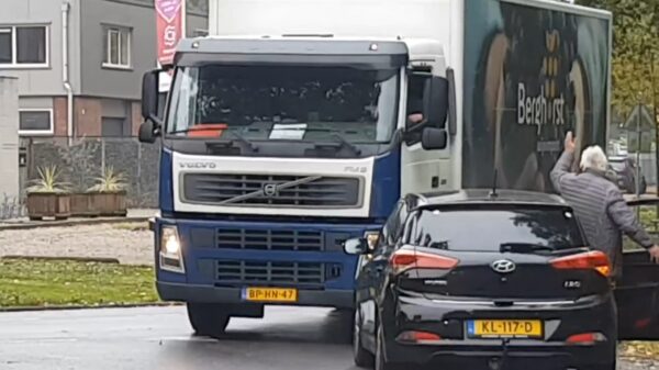 Eigenwijze oudjes doen extreem moeilijk in Hengelo en blokkeren verkeer