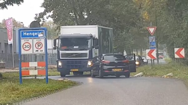 Eigenwijze oudjes doen extreem moeilijk in Hengelo en blokkeren verkeer