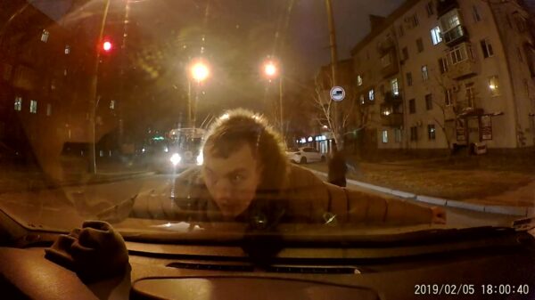 Mafkees gaat full retard nadat er naar hem getoeterd wordt