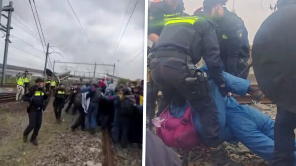 Politie knuppelt activisten bont en blauw, 300 opgepakt na spoorblokkade
