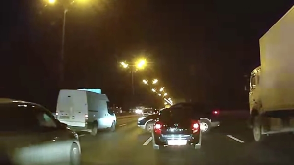 Automobilist vindt rechtdoor rijden maar saai en gaat slingerend de ring van Moskou over