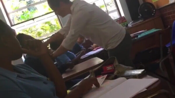 Lerares geeft leerlinge een ouderwetse bitchslap vanwege haar telefoon