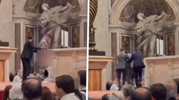 Schaamteloze toerist plast over altaar tijdens heilige mis in Vaticaanstad