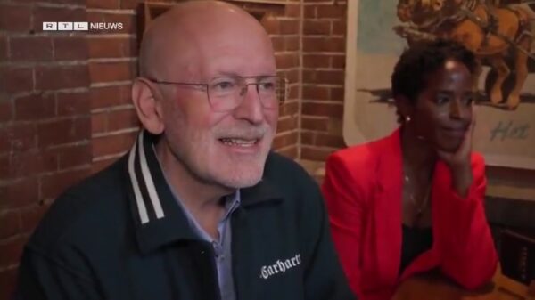 Frans Timmermans belaagd en uitgescholden tijdens interview in Amsterdams café