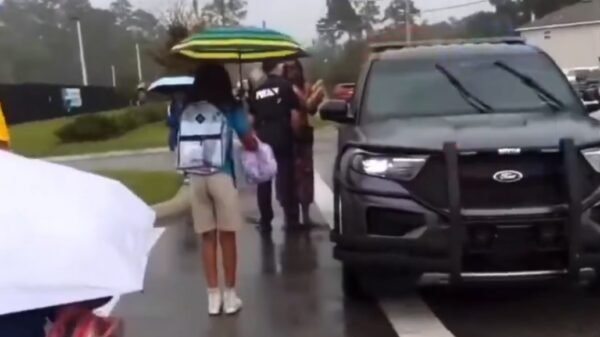 Arrestante valt agent aan, aanhouding escaleert tot heftige worstelpartij