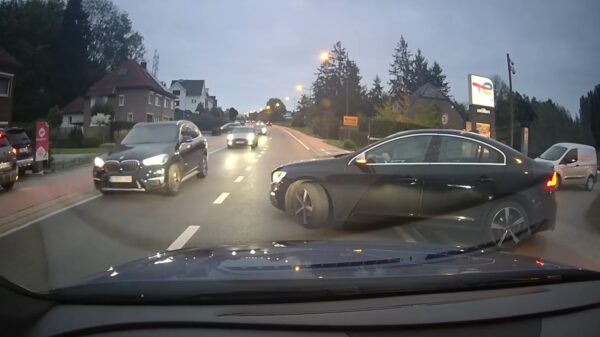 Belgische totaalidioot doet een poging om soepel de weg op de draaien