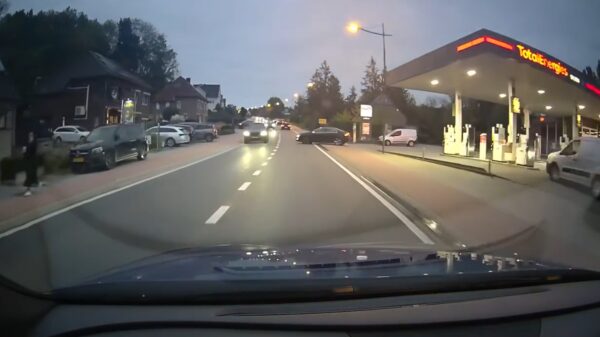 Belgische totaalidioot doet een poging om soepel de weg op de draaien