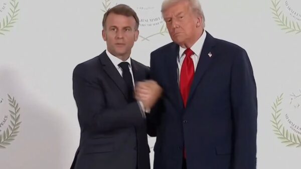 Macron lijkt te bezwijken onder Trumps beruchte handdruk van 26 seconden