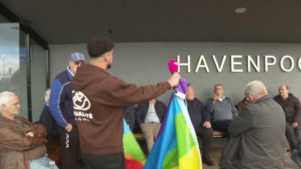 Interviewt met man die regenboogvlag bij politiebureau sloopte op Urk