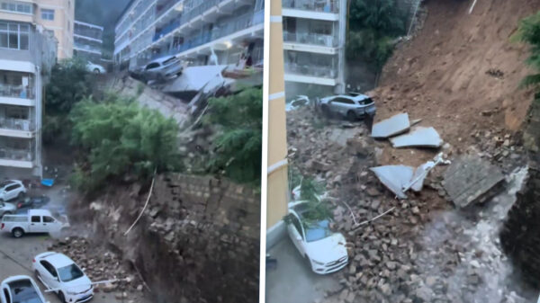 Auto surft mee tijdens enorme aardverschuiving in Chinese woonwijk