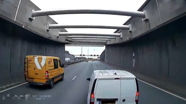 Idioot in wit busje deelt brake check uit aan vrachtwagen in tunnel