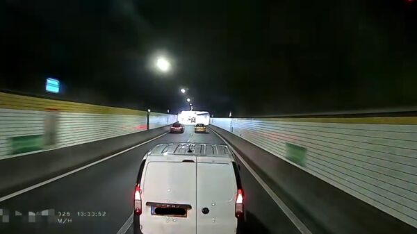 Idioot in wit busje deelt brake check uit aan vrachtwagen in tunnel