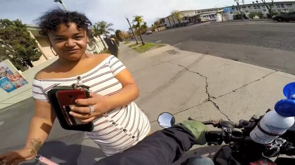 Nieuwsgierig aagje wil wel eens weten hoe de toeter van deze motorrijder klinkt