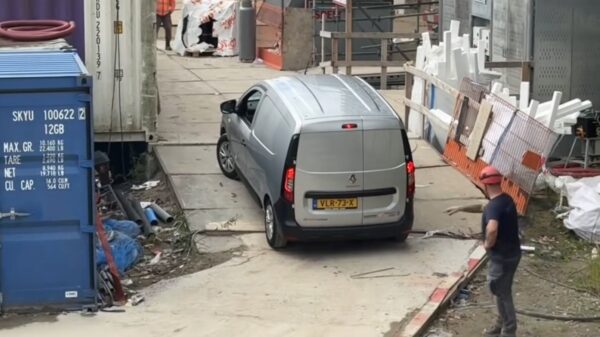 Het is voor sommigen verdomd lastig om van een bouwplaats te rijden