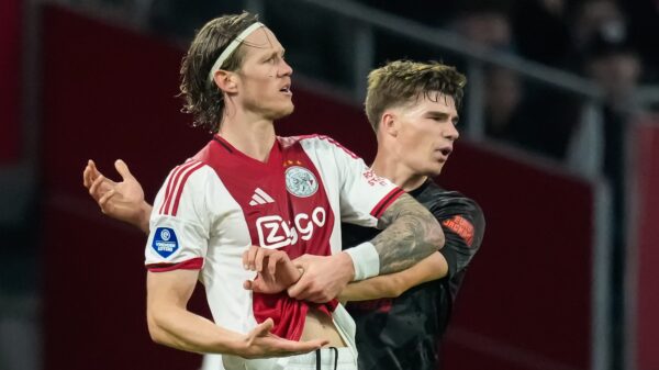Wout Weghorst onder vuur na overtreding: "Goes zoekt mijn elleboog op"