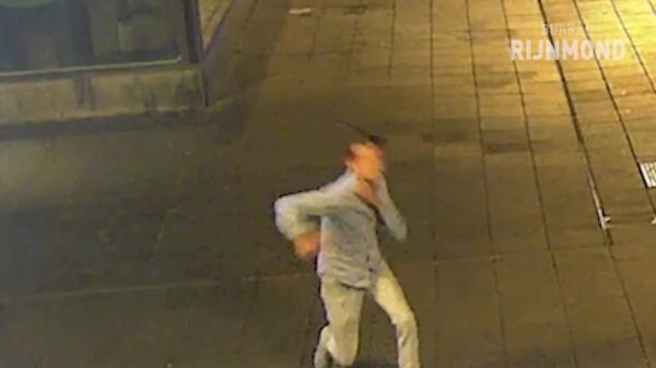 Gek breekt kaak van cafébezoeker Rotterdam, viert het met debiel dansje